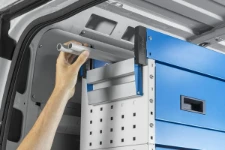 03_Canaleta objetos alargados en furgoneta equipada por