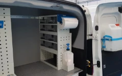 03_Contenedores transparentes extraíbles en el lado derecho del Doblò y accesorios de limpieza.