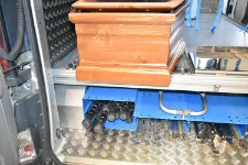 03_Corredera para féretro en una segunda plataforma montada en el Trafic Renault.