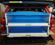 03_Estantes abiertos con trampilla abatible en pick up.