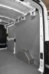 03_Ganchos desplazables y regulables en Transit con revestimientos para la carrocería montados por Syncro 