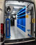 03_Iveco Daily con cajones y estantes de estantería
