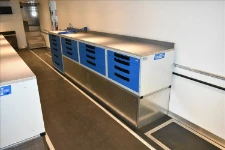 03_Lado derecho camión articulado de Syncro con cajoneras y repisas de trabajo