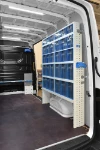 03_Mueble con contenedores de plástico transparente para Man Tge