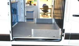 03_Parapetos de madera para contención en furgoneta de transporte de bebidas