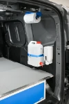 03_Pared derecha Courier 2024 con accesorios de limpieza para furgonetas Syncro