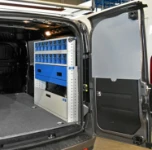 03_Pared derecha de Doblò Fiat equipada por Syncro con cajones transparentes basculantes