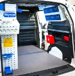 03_Pared derecha de ID Buzz L1 H1 con colgante con elementos transparentes y accesorios