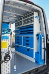 03_Pared derecha de Sprinter con cajones en metal y transparentes, estantes configurables y portatornillos de banco