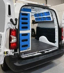 03_Pared derecha Doblò L2 H1 con muebles altos transparentes