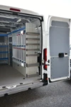 03_Pared derecha Ducato con repisas a medida y tanques portalíquidos para vendedor ambulante