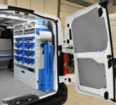 03_Pared derecha Movano con bandejas sujetamaletines y porta abrazadera