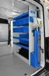 03_Pared derecha Transit con porta abrazadera y estanterías con contenedores de plástico