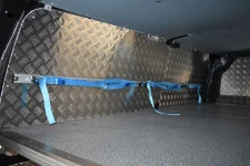 03_Pared izquierda de la furgoneta con barra, correa de fijación y ganchos