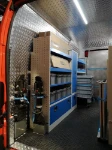 03_Pared izquierda equipada con estanterías, armario y contenedores de plástico en Crafter