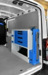03_Rincón de trabajo con repisa operativa, abrazadera con porta abrazadera abatible en Ford Transit L2H2