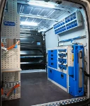 03_Zona de trabajo sobre Master con mostrador, porta abrazadera, cajones y maletines Syncro