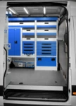 04_Acceso lateral Sprinter con sujetamaletines, cajones y estanterías Syncro System