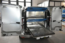 04_Corredera principal extraída de furgoneta con equipamiento para agencia funeraria