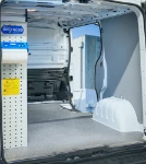 04_Desde la puerta corredera, accesorios de bloqueo en el separador de carga Courier para electricista (1)