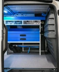 04_Desde la puerta corredera: separador con Syncroblock y portacables y sujetamaletines en pared ID BUZZ