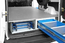 04_Espacio bajo el suelo con repisa y cajón extraíble