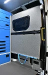 04_Revestimiento para el separador de carga del VW Crafter con accesorio de fijación