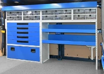 04_Sujeta maletines automático para Ford Custom con lanzadera y contracostado