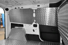 04_Vista desde la puerta lateral: revestimientos en aluminio para Fiat Doblò