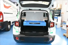 05_Cajón con banco de trabajo con parapetos de contención en Jeep