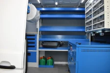 05_Contenedores transparentes, bastidores porta bidones e inversor en Crafter