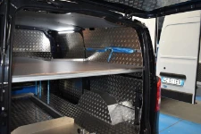 05_Pared derecha furgoneta con barra y correa de fijación