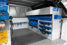 05_Pared derecha pick up Ford Ranger con estanterías y maletines Syncro