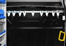 06_Barra Syncroblock y ganchos para prendas de vestir en Daily equipado por Syncro