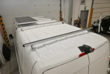 06_Barras en el techo de Sprinter con panel solar