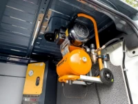 06_Compresor sobre abrazaderas en separador de carga Fiat Ducato