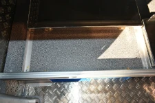 06_Detalle de la corredera para féretro montada en Trafic Renault por Syncro System