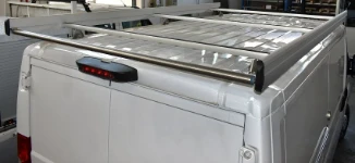 06_Rodillo y parapetos para portapaquetes Syncro en furgoneta para instalador de frigoríficos