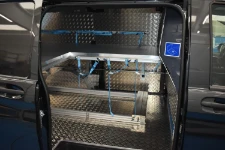 07_Acceso lateral furgoneta equipada para funerarias con sistemas de bloqueo Syncro