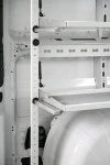07_Detalle de estantes abatibles, tope inferior y montante con orificios airline