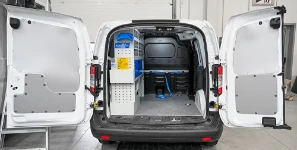 11_Courier L1 H1 para instalaciones con mobiliario concentrado en la pared izquierda