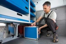 12_Sujeta maletines automático en el suelo