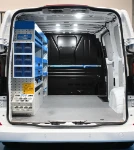 21_Ford Custom L1 H1 equipado por Syncro en una pared para empresa constructora