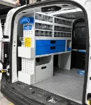 21_Pared izquierda de Courier con cajones, contenedores transparentes, estantes y accesorios