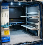 22bis_ Custom pared derecha con repisas abiertas (2)