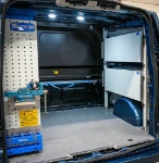 22_Custom pared derecha con repisas cerradas (2)