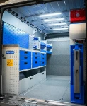 22_Pared izquierda del Ducato con banco de trabajo, cajones, repisas y compartimentos (2)