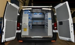 Allestimento officina mobile sul Dacia Dokker con morsa, portarotolo e tanica