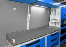 Banco de trabajo con revestimiento en acero  inoxidable en furgoneta equipada
