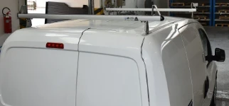 Barras de techo en el techo del Fiat Fiorino